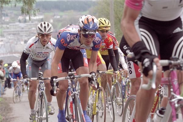 Evgeni Berzin (La Fran&ccedil;aise des Jeux) rides behind Michele Bartoli (Asics) in 1998.