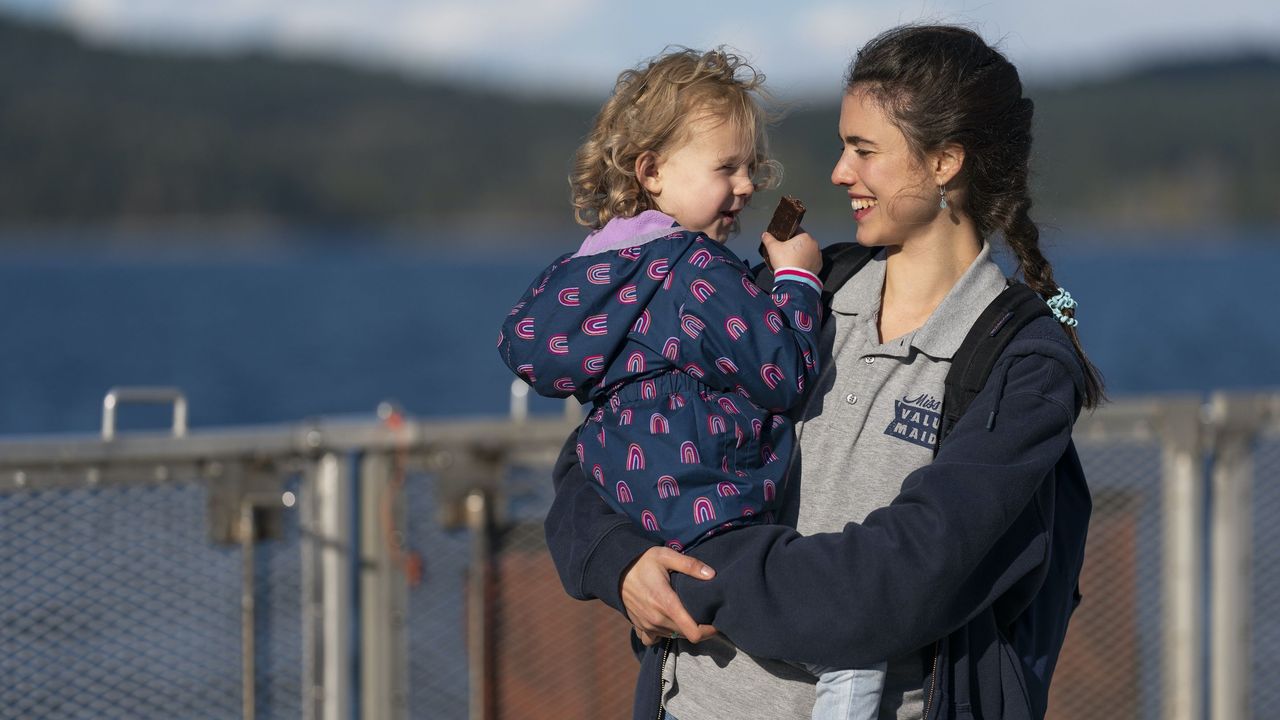 maid l to r rylea nevaeh whittet as maddy and margaret qualley as alex in episode 101 of maid cr ricardo hubbsnetflix © 2021