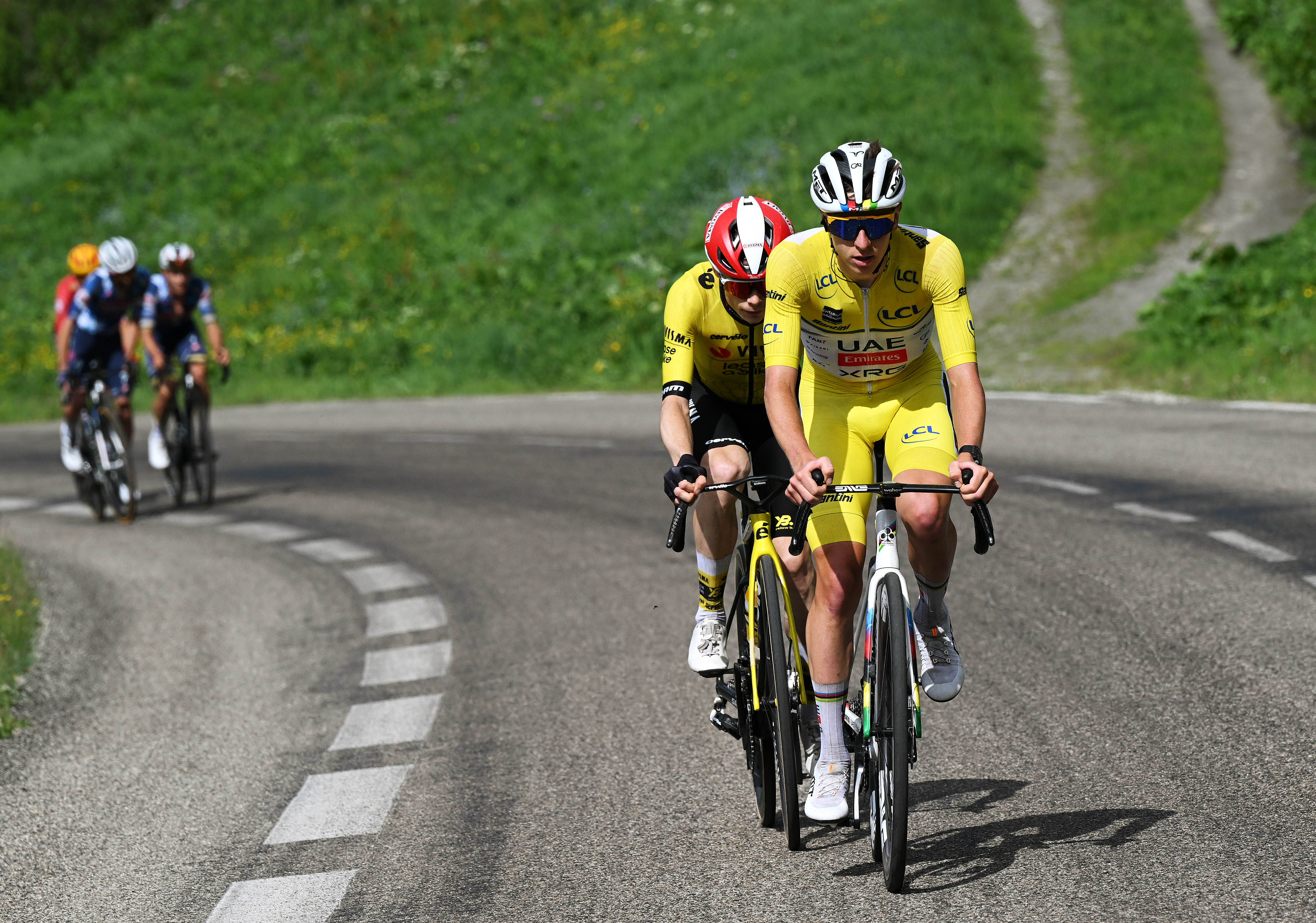 PLATEAU DU MONT-CENIS, FRANCE - JUNE 15: (L-R) Jonas Vingegaard of Denmark and Team Visma | Lease a Bike and Tadej Pogacar of Slovenia and UAE Team Emirates - XRG - Yellow leader jersey compete in the chase group during the 77th Criterium du Dauphine 2025, Stage 8 a 133.3km stage from Val-d'Arc to Plateau du Mont-Cenis 2095m / #UCIWT / on June 15, 2025 in Plateau du Mont-Cenis, France. (Photo by Dario Belingheri/Getty Images)