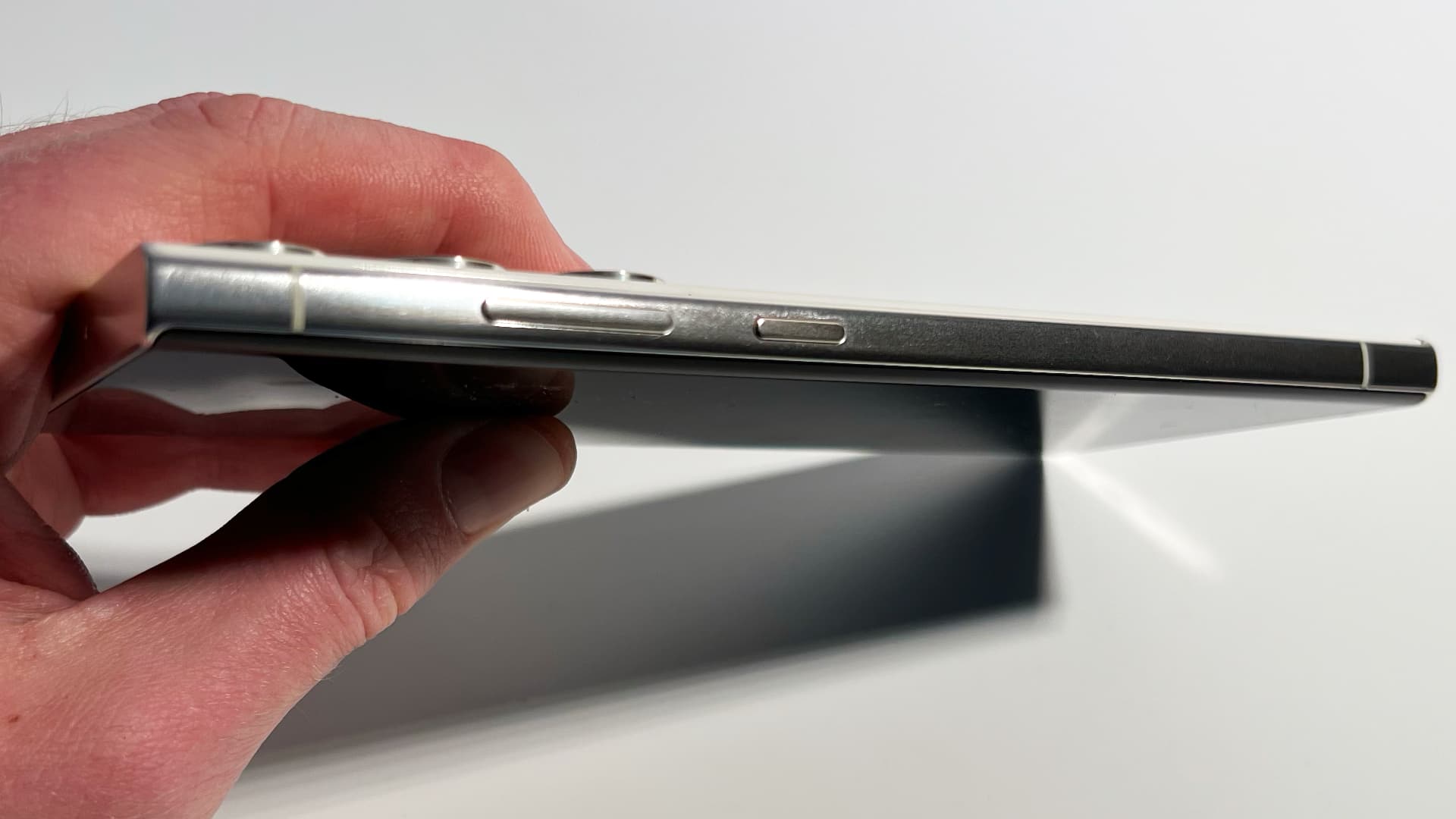 Samsung Galaxy S23 Ultra i vitt