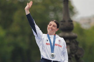 Anna Henderson takes silver in Paris Olympics time trial