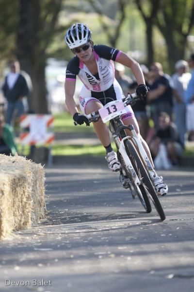 A No Tubes Elite Women's team rider rounds a bend.