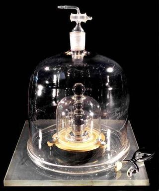 Le prototype international du kilogramme est un cylindre de platine et d'alliage platine-iridium, conservé au Bureau international des poids et mesures (BIPM), près de Paris.