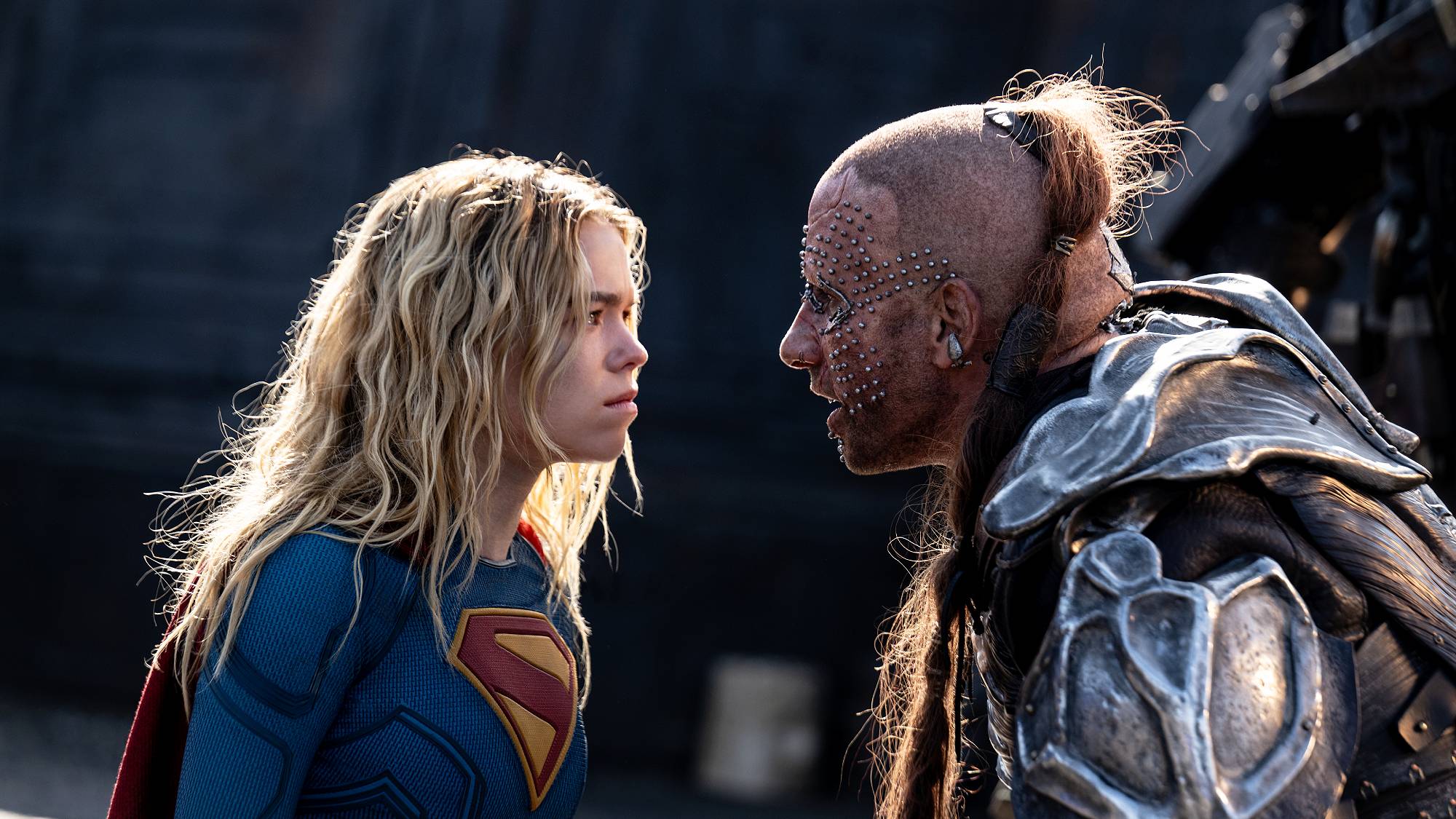 میلی آلکاک در نقش کارا زور ال / سوپرگرل و ماتیاس شونارتس در نقش کرم "دختر فوق العاده" فیلم (2026)
