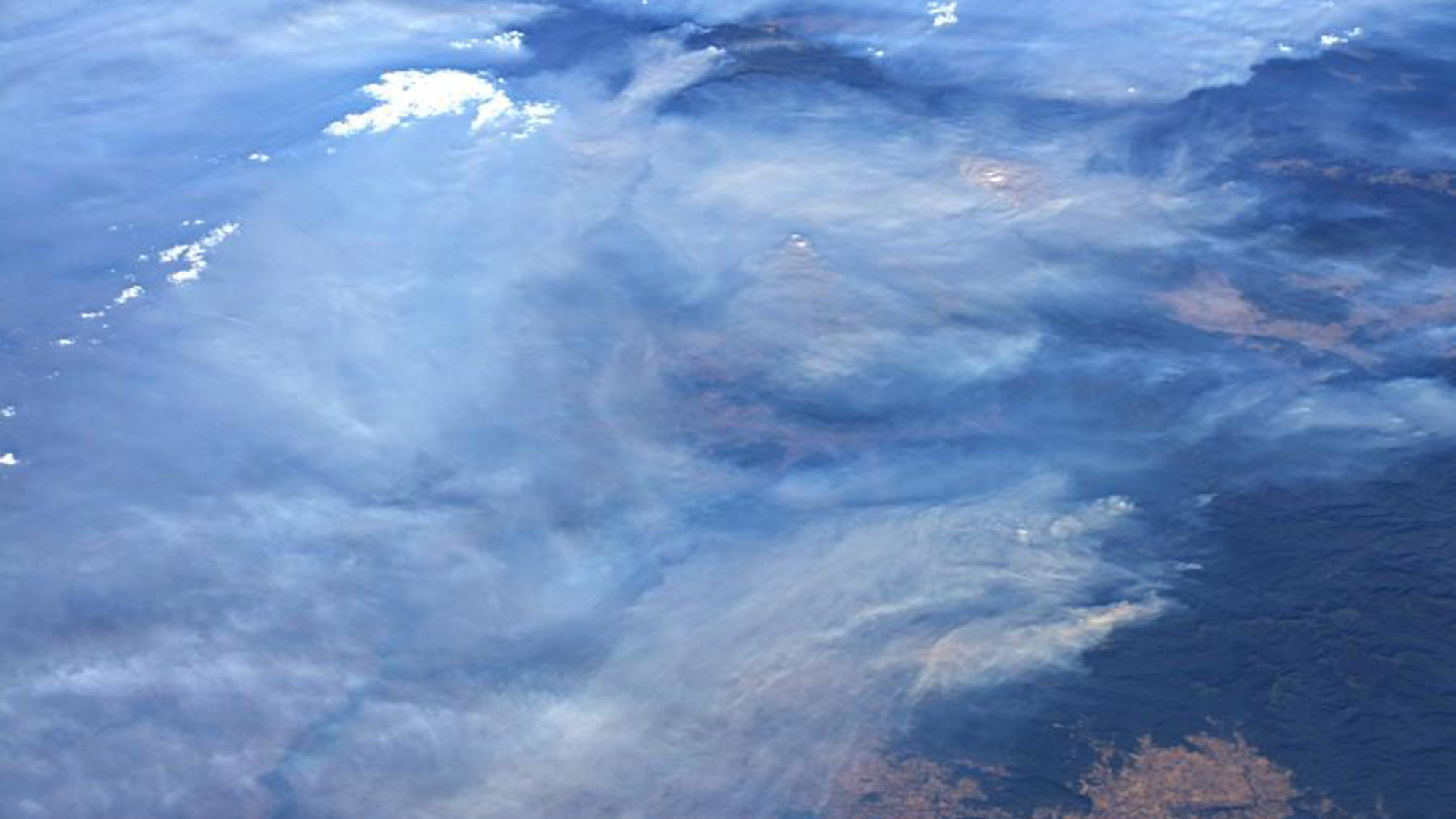 Огромный виднеться. Австралия с МКС. Облако пепла из космоса. Австралия с борта МКС. Фото Австралии с МКС.