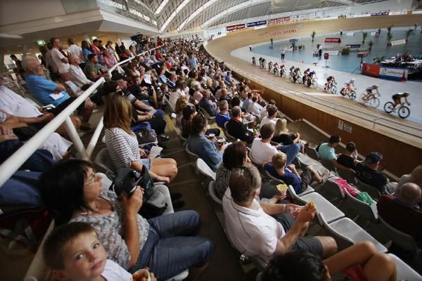 The fans watch the womens U19 scratch race.