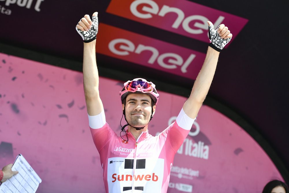 Tom Dumoulin (Team Sunweb) waves to the crowd at the start