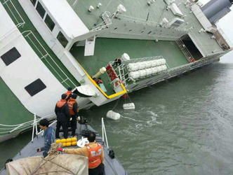 2 dead, hundreds missing after South Korean ferry sinks