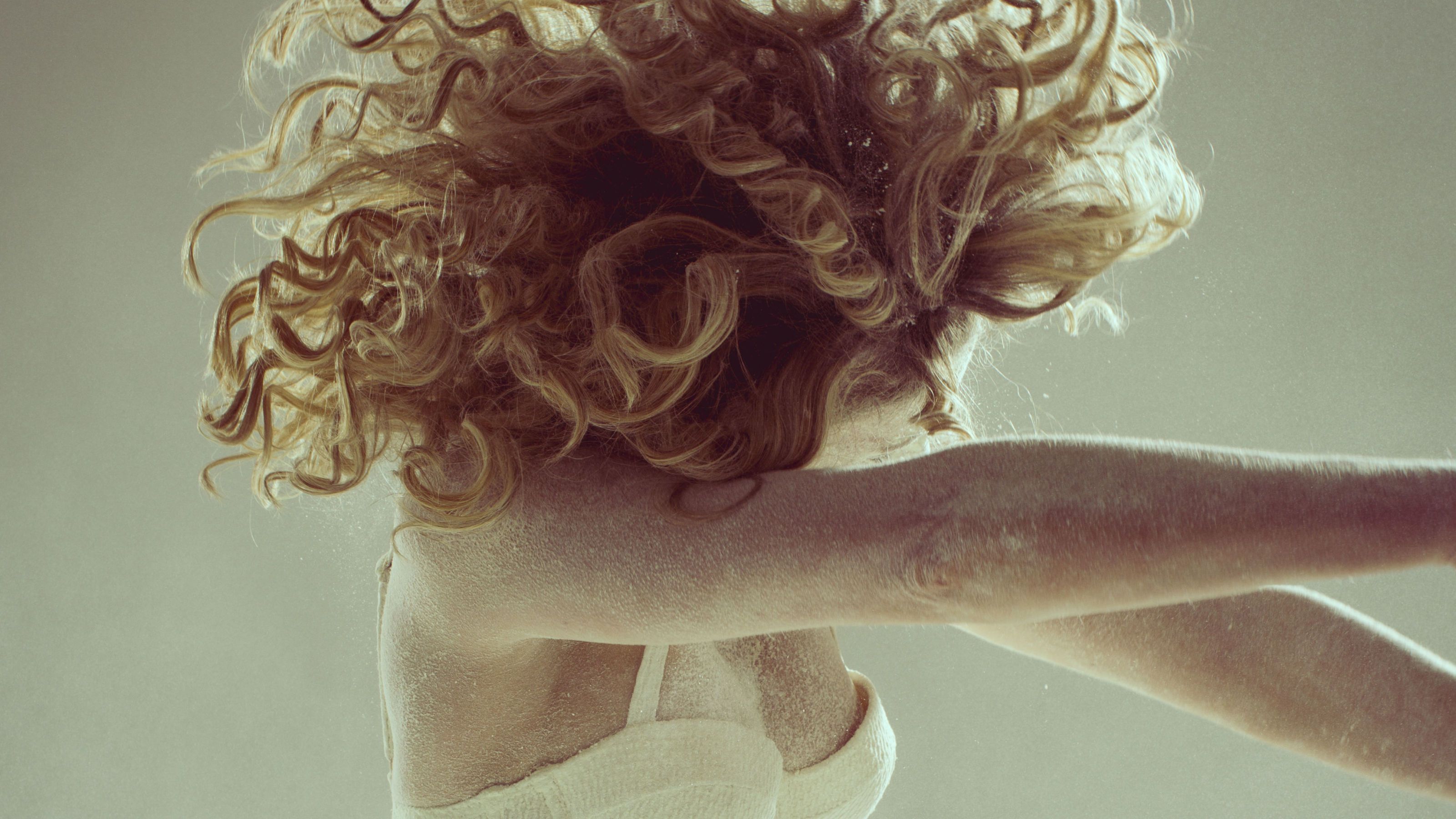 Hair, Shoulder, Hairstyle, Beauty, Skin, Blond, Ringlet, Joint, Long hair, Photography,