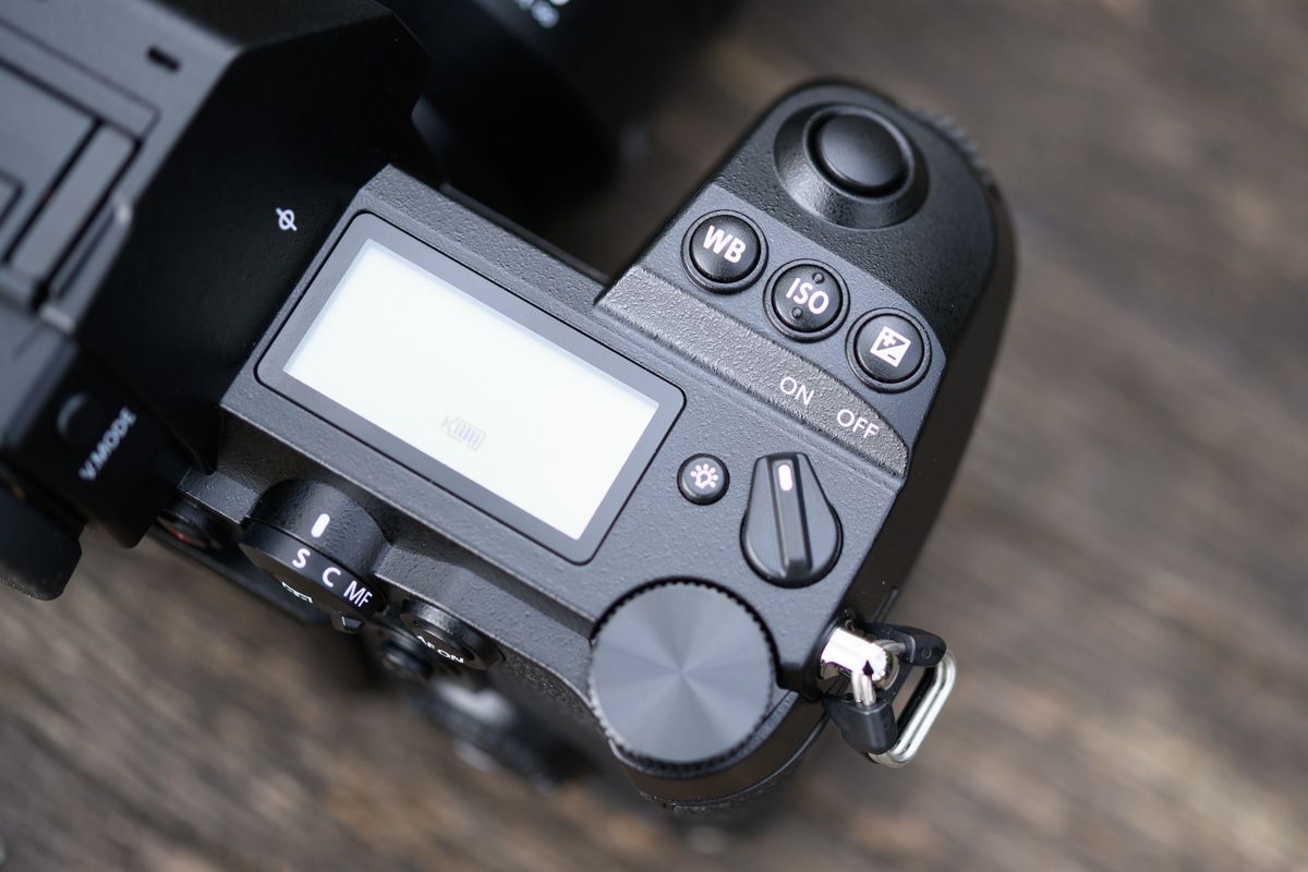 The power control is placed where it's a little too awkward for the finger to quickly flick.
