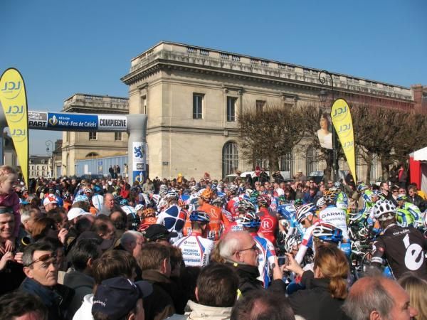 The peloton gets ready for the start in Compiegne