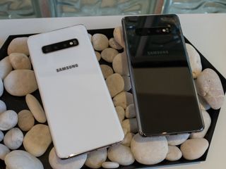 Galaxy S10 in Ceramic Black and Ceramic White