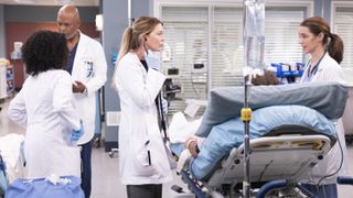 Dr. Webber, Dr. Grey and new interns helping a patient at Grey Sloane in Grey's Anatomy season 19