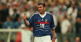 1998年世界杯决赛，在巴黎圣德尼的法兰西大球场，齐内丁·齐达内竖起大拇指