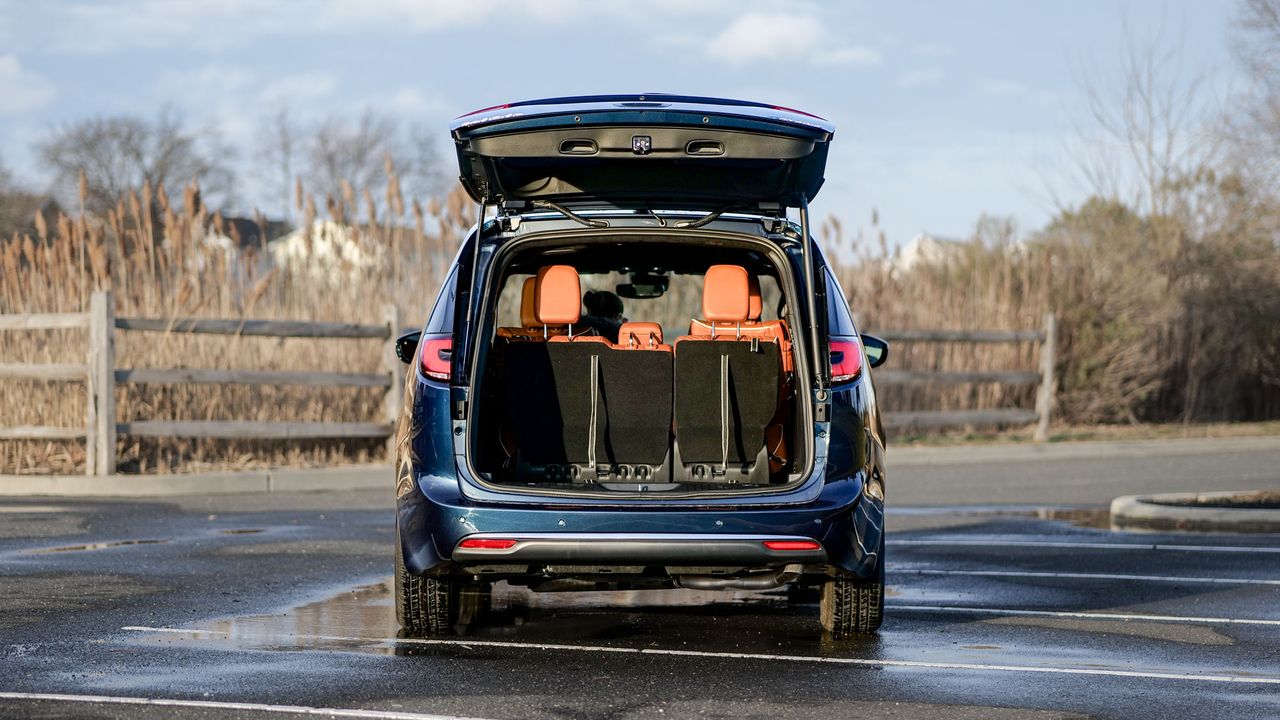 2024 Chrysler Pacifica Hybrid Pinnacle review.