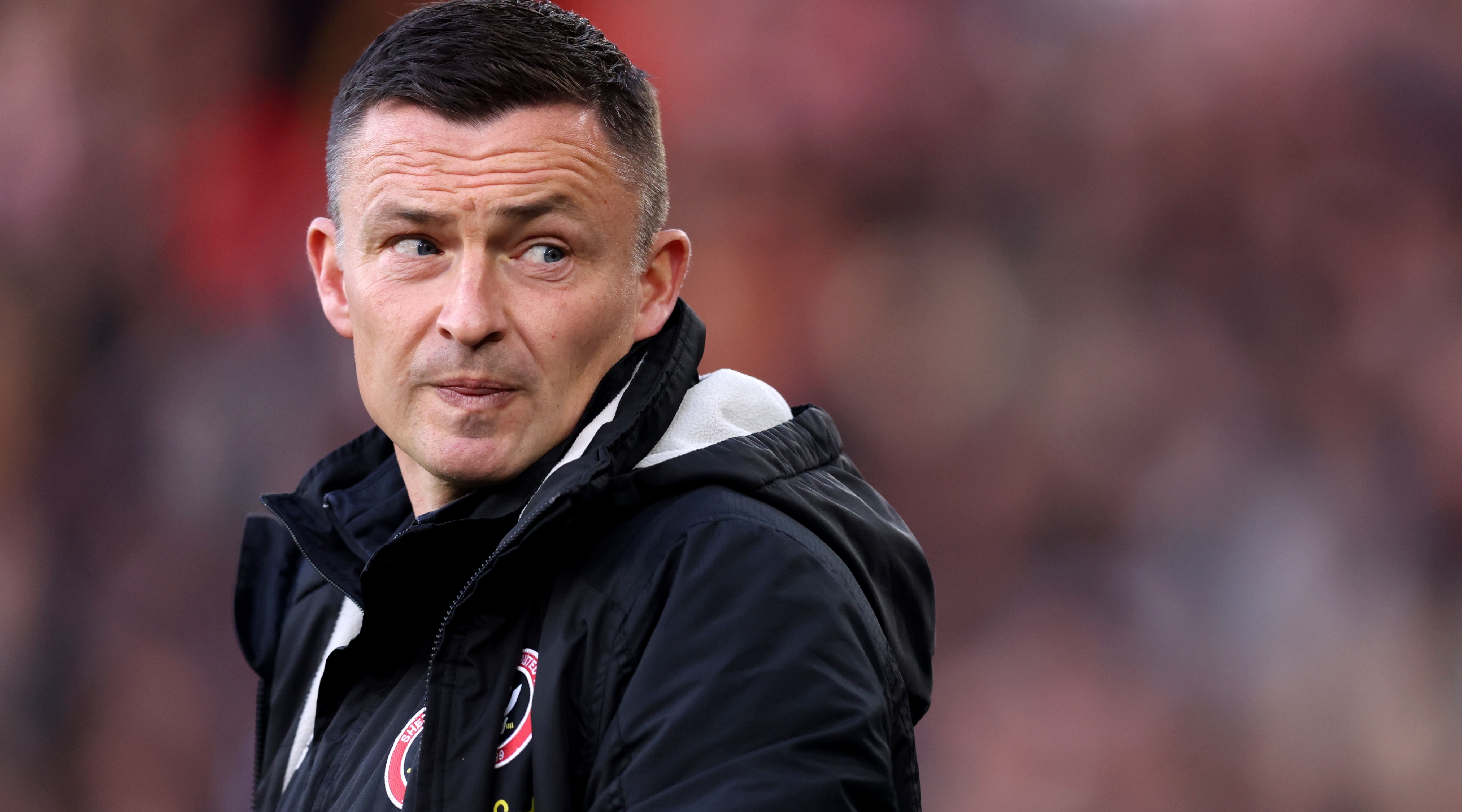 Paul Heckingbottom, Manager von Sheffield United, steht während eines Spiels an der Seitenlinie