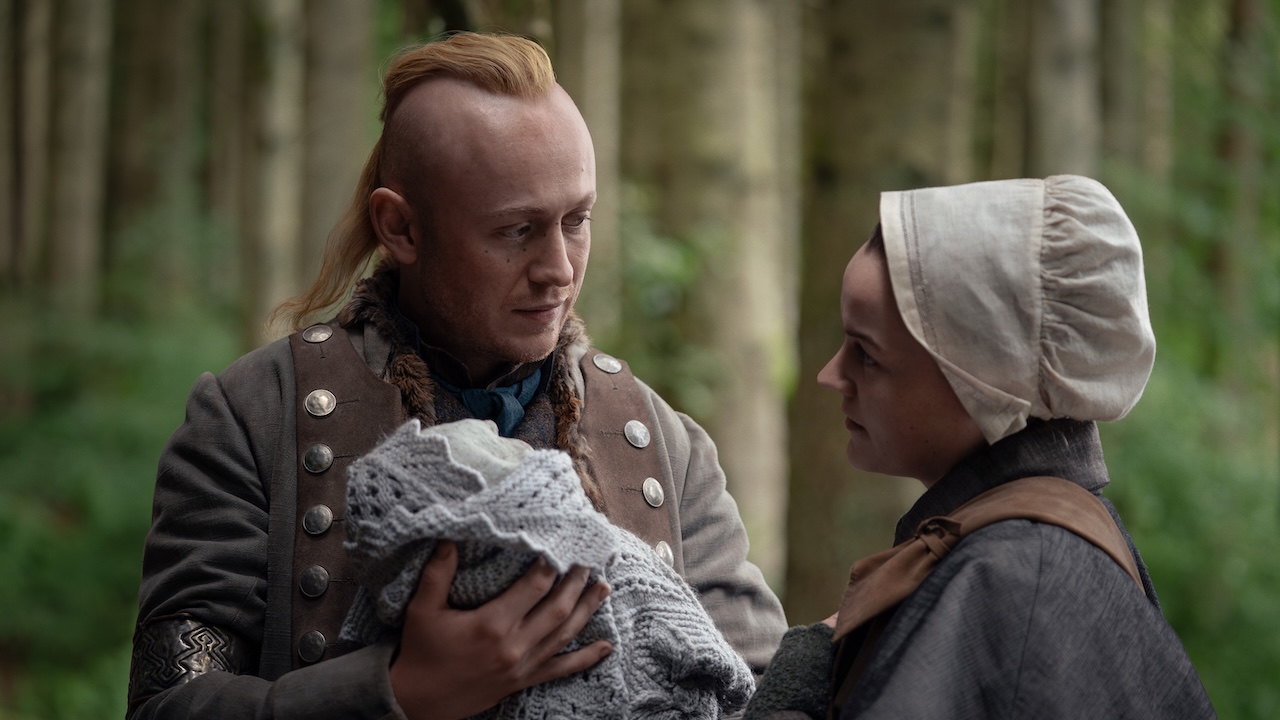 इयान आपल्या तान्ह्या मुलाला धरून आहे तर रॅचेल आउटलँडर सीझन 8x06 मध्ये दिसत आहे