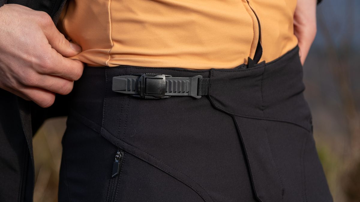 Canyon MTB Pants review closefitting and comfortable enduro pants Bike Perfect