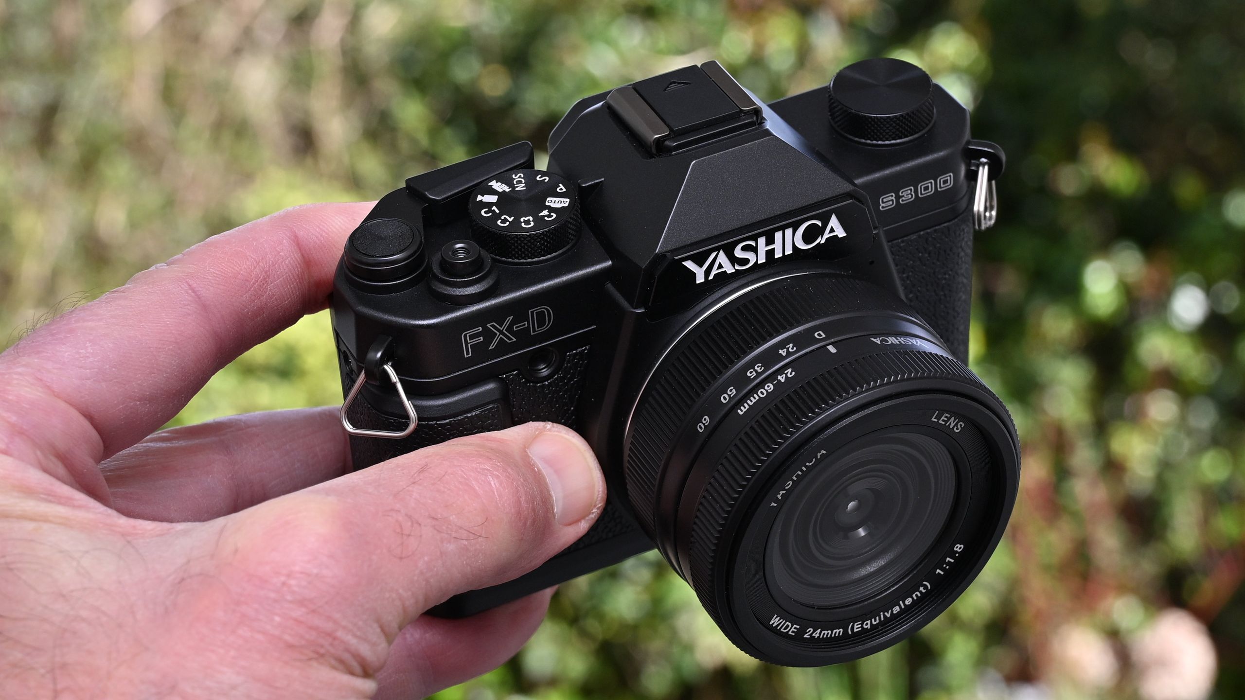 Retro Digital Camera Offers Analog Shooting Style