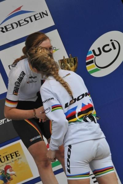 Pauline Ferrand Prevot congratulates winner Johanna Techt
