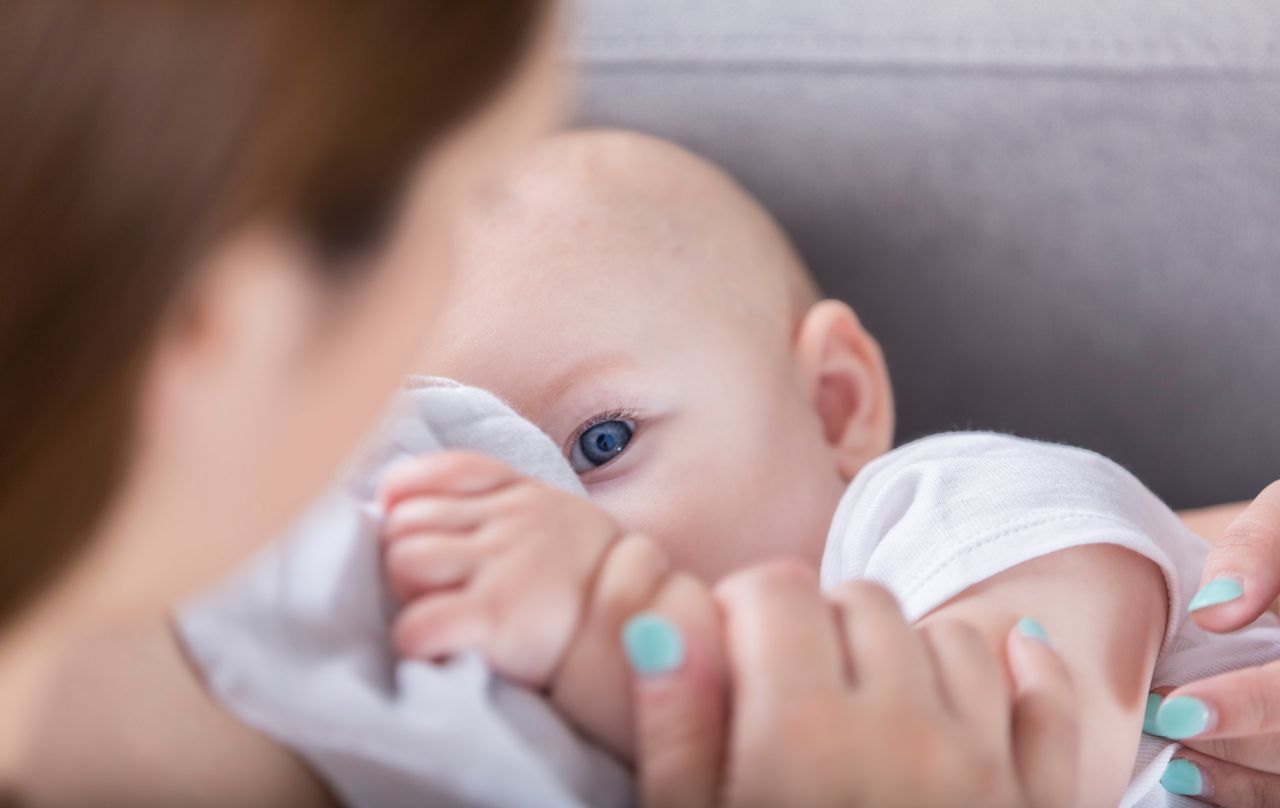 Mum tandem breastfeeding