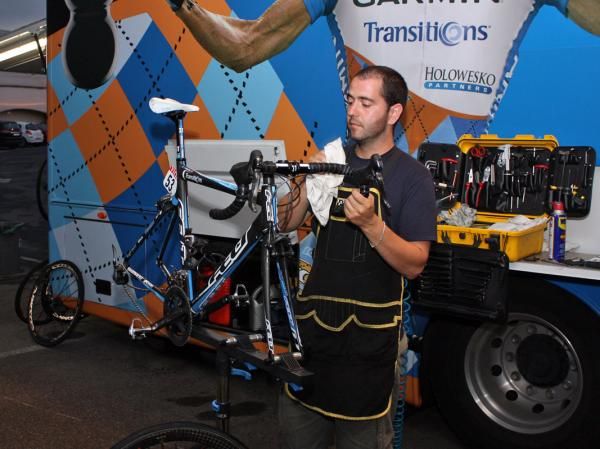 What the air gun doesn't get, Inaki Goiburu wipes clean with a dry rag.