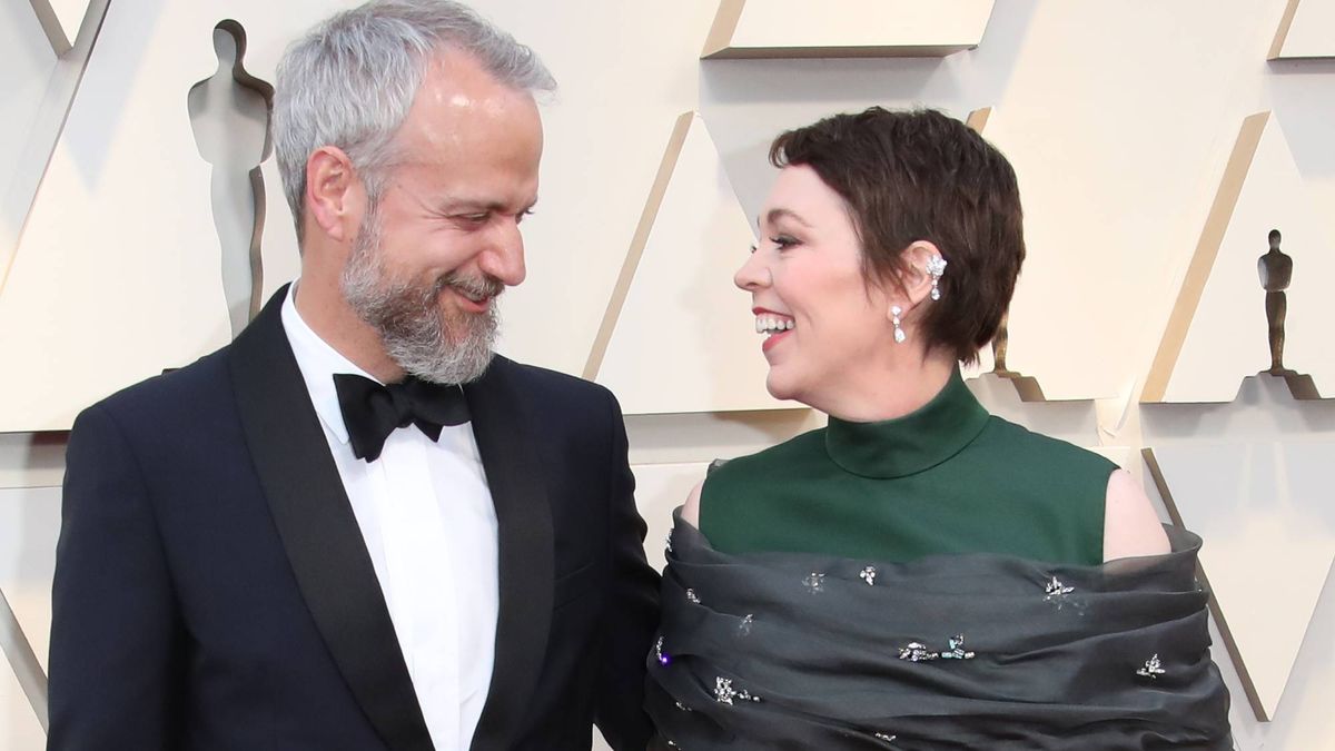 Olivia Colman admits her husband stole toilet paper from Buckingham ...