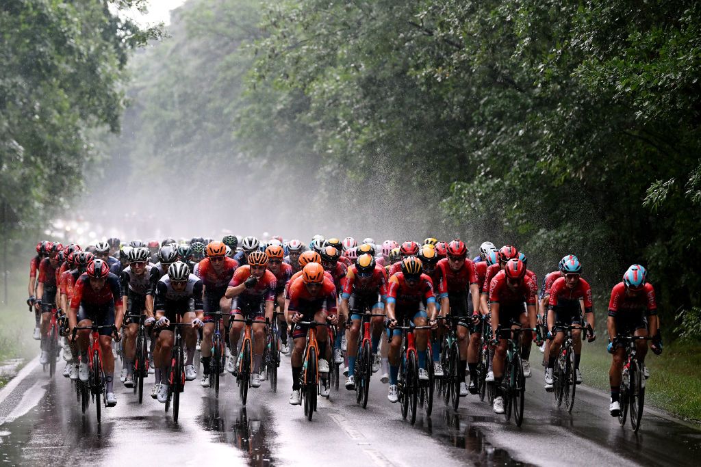 Peloton races in rainy conditions