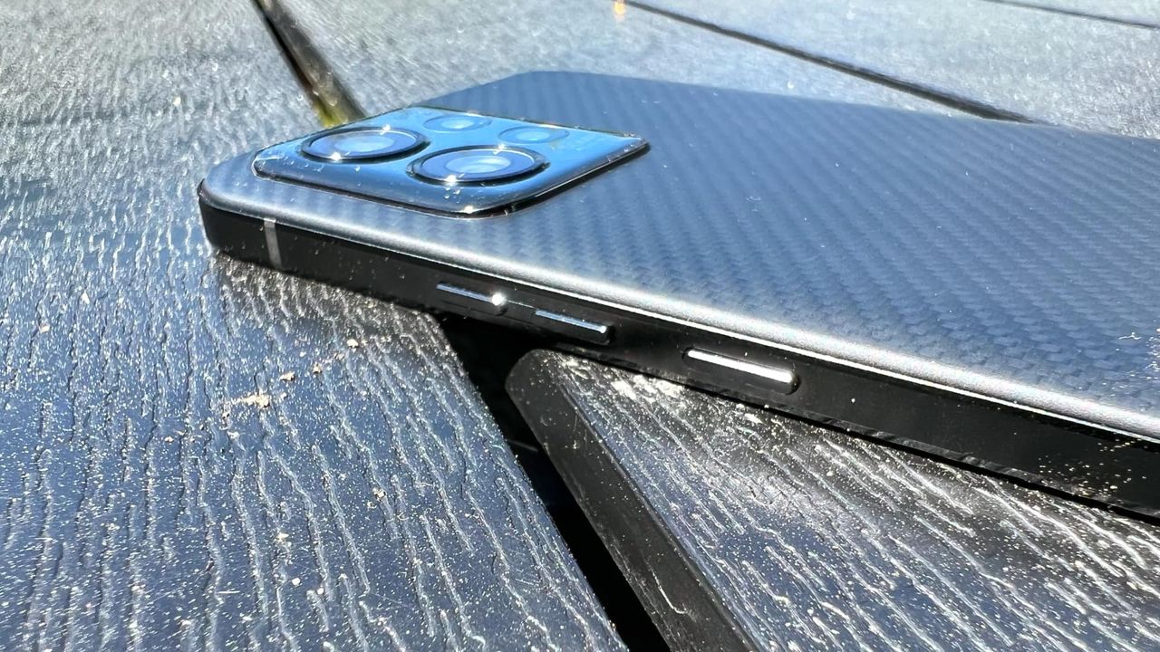 Lenovo thinkphone by Motorola p&aring; en bord i solsken