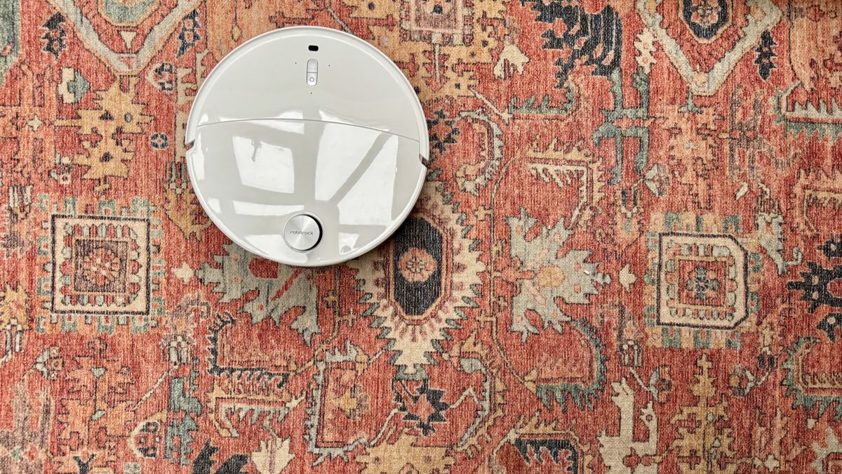 Roborock Qrevo Curv 2 Pro on a patterned carpet rug, with no oats or crumbs remaining after the vacuuming test