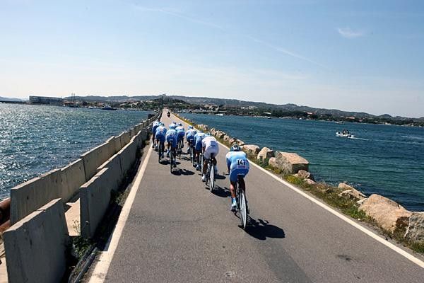 Gerolsteiner fly across the causeway between the islands of Caprera and La Maddalena.