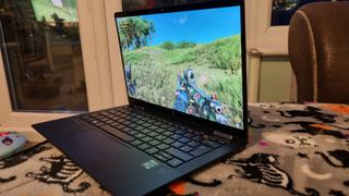 Un portátil HP laptop ejecutando Far Cry 6 a través de la nube de GeForce Now
