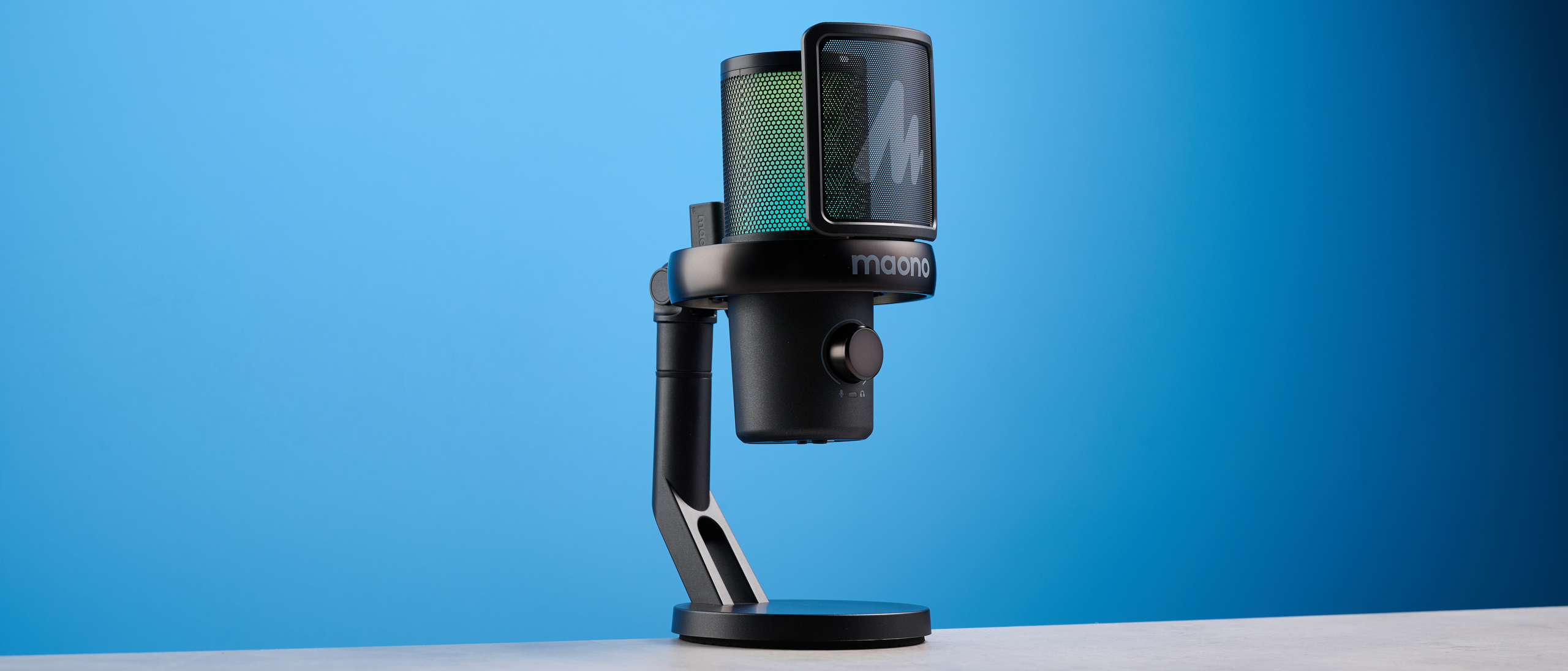 the maono dm40 pro microphone with an RGB panel and a built in pop filter with usb-c connectivity and wireless connectivity 