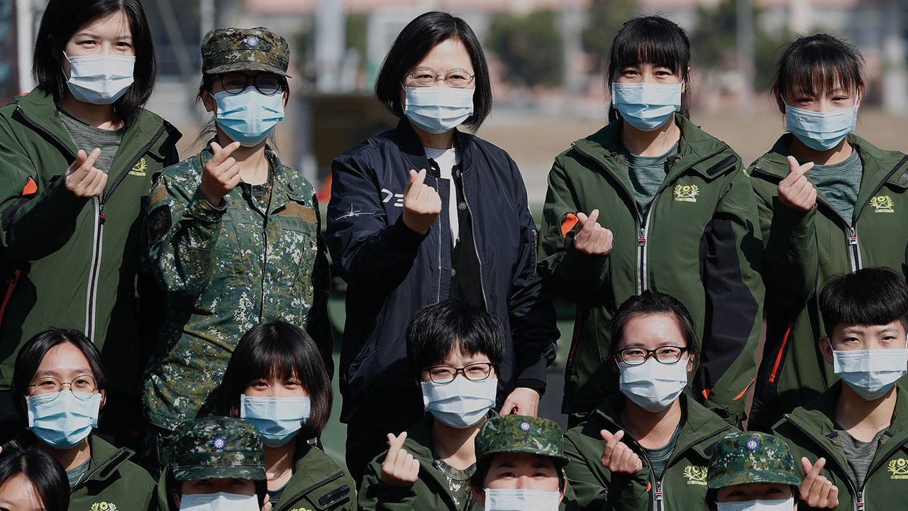 Taiwan president Tsai Ing-wen visiting a military base 