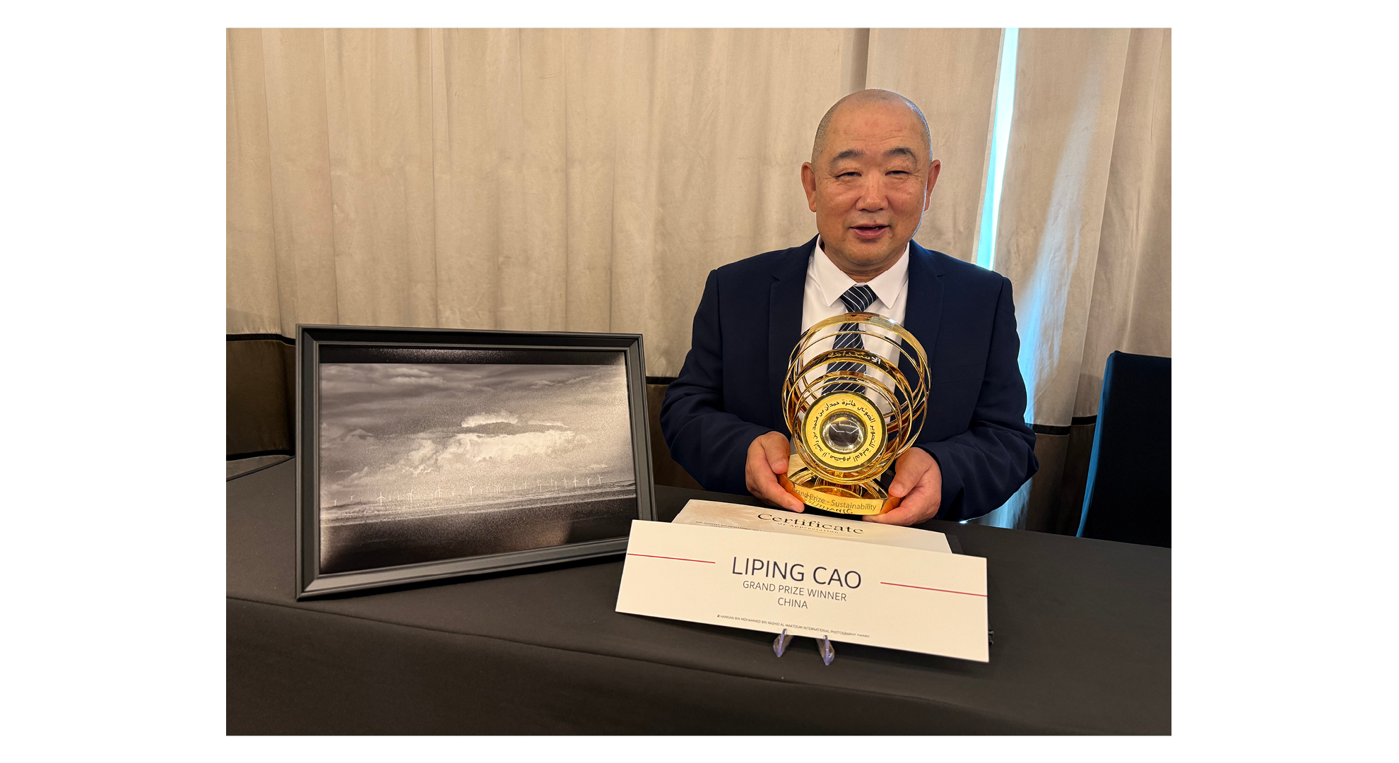 Photographie du lauréat du grand prix HIPA Sustainability avec son trophée, prise lors d'entretiens avec les médias