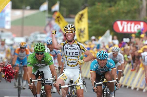 Mark Cavendish (Columbia-HTC) takes his fifth stage of the 2009 Tour on stage 19.