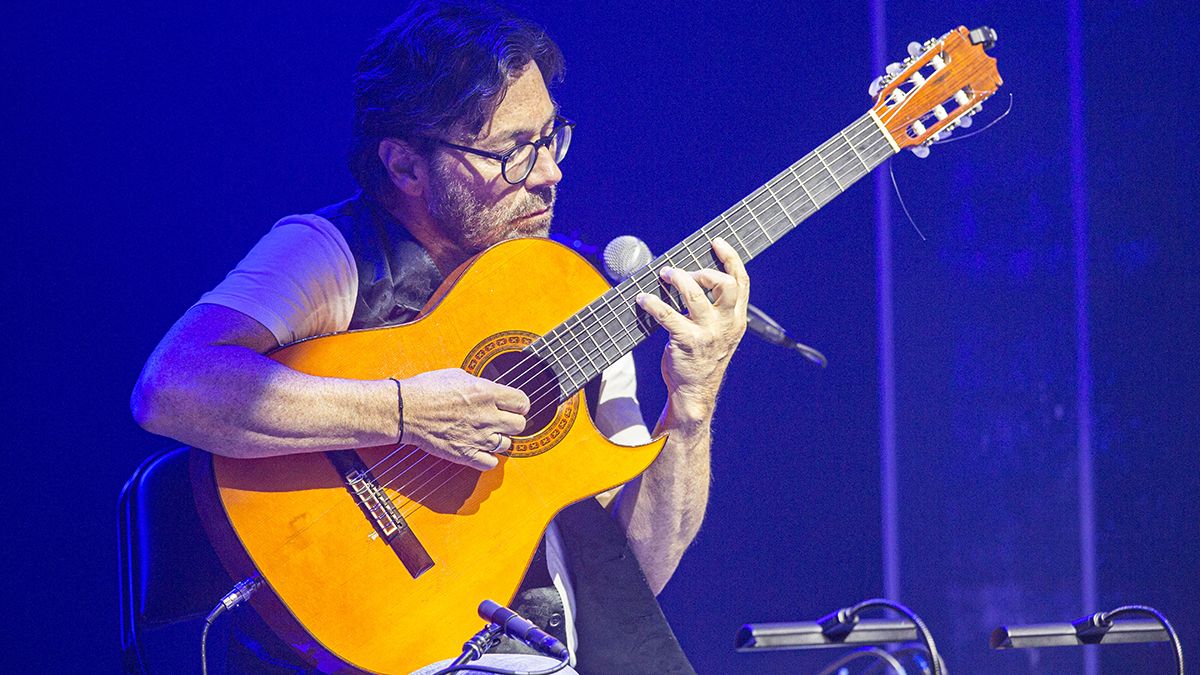 Al Di Meola in stable condition after suffering heart attack on stage