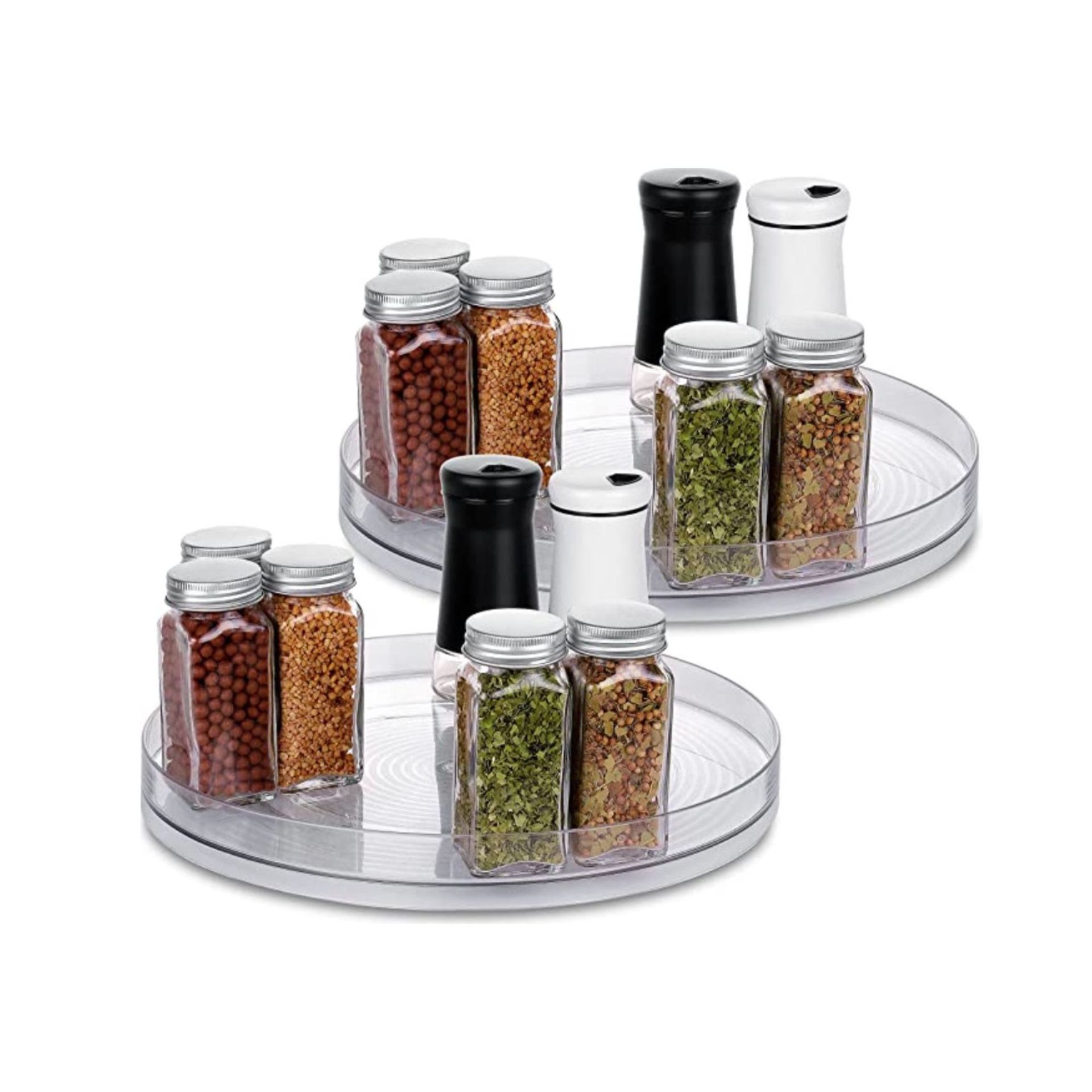 Dua susan malas bening dengan bumbu di atasnya