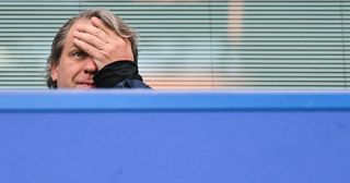 2023年3月18日，切尔西老板托德·博伊利在伦敦斯坦福桥观看英超联赛切尔西对埃弗顿的比赛。