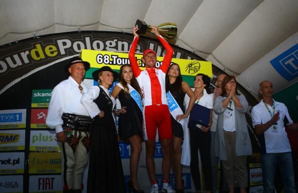 Bartosz Huzarski (Poland) celebrates his award