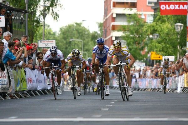 Andr&egrave; Greipel (Team Columbia-Highroad) accelerates to the line.