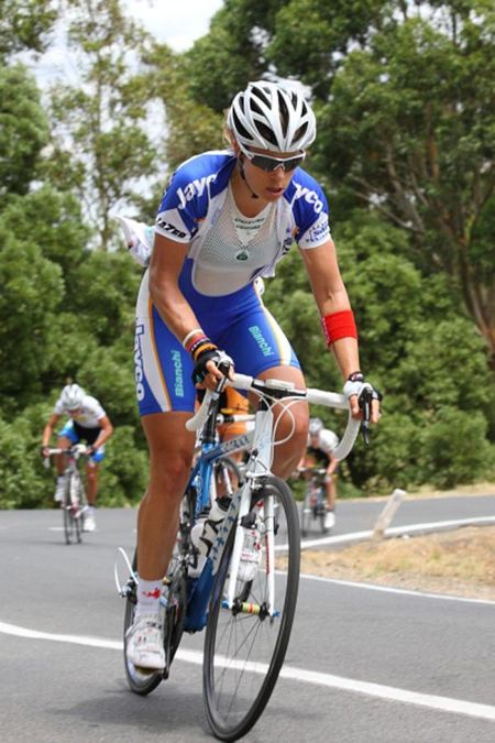 Bridie O'Donnell (Team Jayco-VIS) chased to cross the gap to the leaders, but didn't make it, despite a sustained effort.