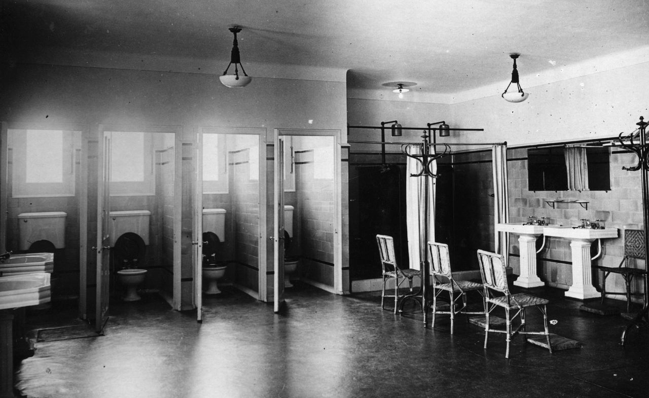 A public women&amp;#039;s room circa 1950.