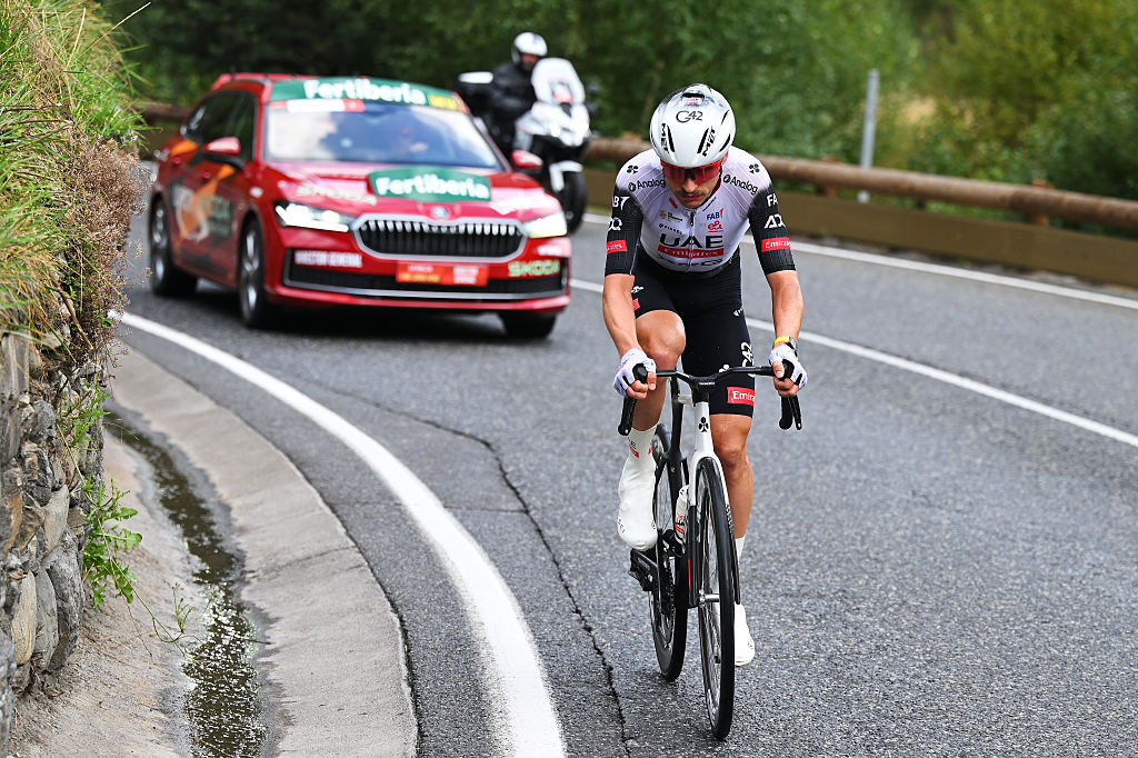Jay Vine solos to the win on stage 6 of the 2025 Vuelta a Espana