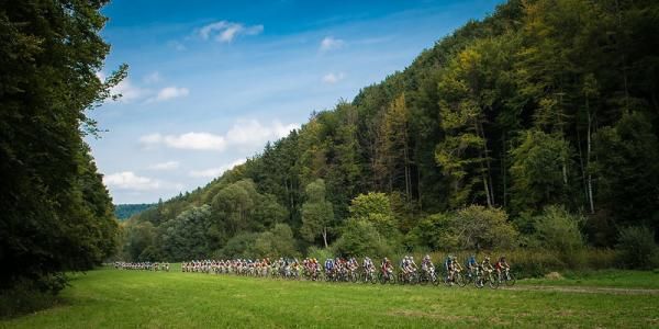 The peloton after the start