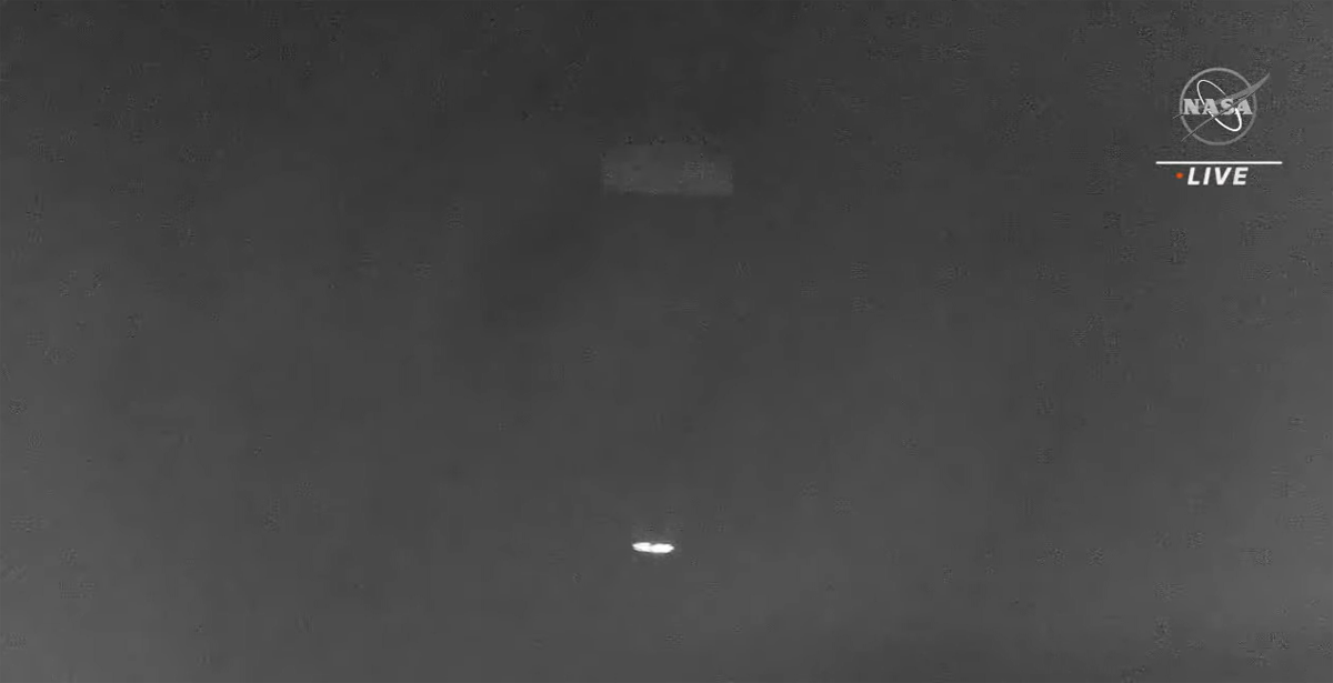 image en noir et blanc de loftid sous parachute
