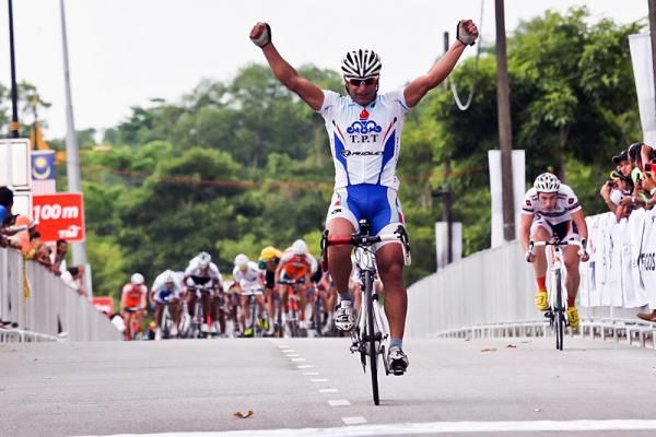 Mehdi Sohrabi (Tabriz Petrochemical Team) celebrates victory on stage one.