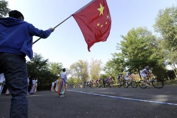 A roadside fan waves a Chinese flag