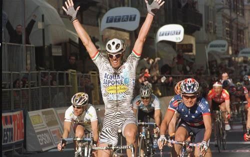 Mario Cipollini (Acqua e Sapone) beats Fred Rodriguez (Domo)