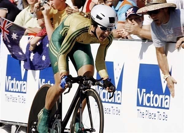Wood powers home to win the Commonwealth gold in 2006, winning the 29km time trial in 37:56.07.